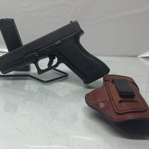 Glock 17 Gen 2 9mm Semi-Automatic Pistol w/1 Magazine & Holster