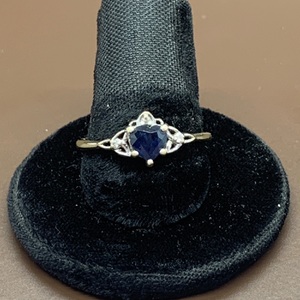 14kt White Gold Fashion Ring 1 Heart Blue Stone 1.90 dwt Size 7