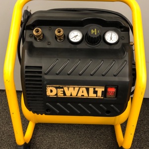 Dewalt 2.5 Gal. Portable Electric Heavy Duty 200 PSI Quiet Air Compressor