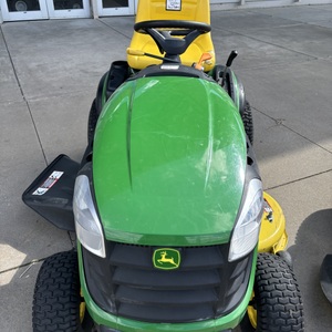 John Deere D130 42" Riding Mower 2013 294.8 Hours New Battery 