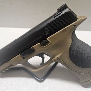 Smith & Wesson M&P 40 .40 S&W Semi-Automatic Pistol w/1 Magazine 