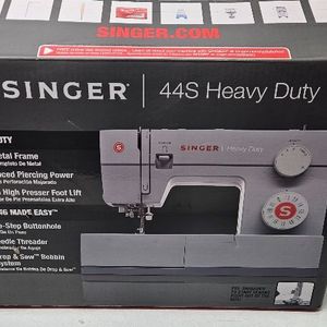 Singer Classic 23-Stitch Heavy-Duty Mechanical Sewing Machine 44S