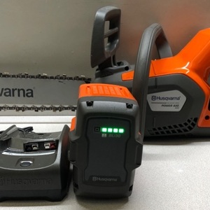 Husqvarna Power Axe 350i 40-volt 18-in Battery 7.5 Ah Chainsaw Battery Included 