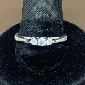  10kt White Gold & Diamond Anniversary Ring Size 7 1.00dwt