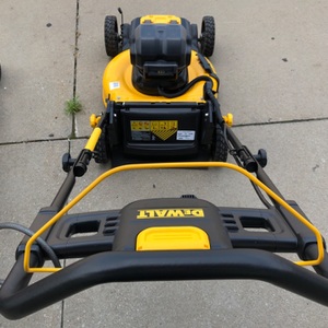 Dewalt 20V MAX 21.5 in. Electric Battery Powered Walk Behind Push Lawn Mower