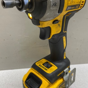 Dewalt 20V 1/4" Corldess Impact Driver w/5Ah Battery DCF887