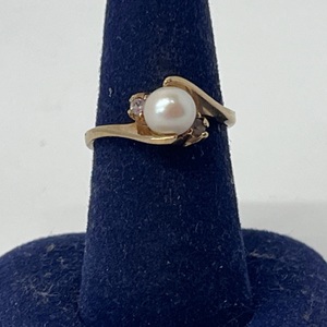  Ladies Yellow Gold 14kt White Stone Ring 1.83 dwt Size: 7.5