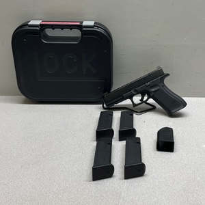 Glock 17 Gen 5 9mm Semi-Automatic Pistol w/4 Magazines & Case