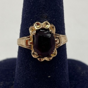 10kt Yellow Gold Red Chipped Birthstone Ring 1.40 dwt Size: 7